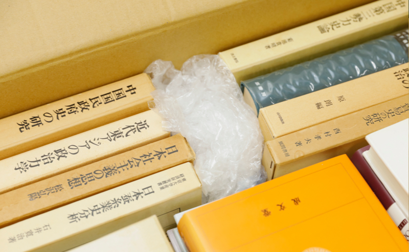 緩衝材（新聞紙など）をいれる